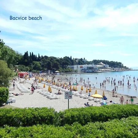 Sunny With Free Private Parking Apartment *
