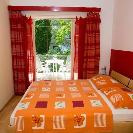 Sunny With Free Private Parking Apartment *