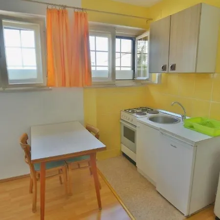 Apartment Sunny With Free Private Parking